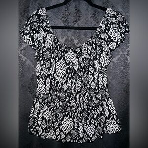 Old Navy Black and White Geometric Blouse